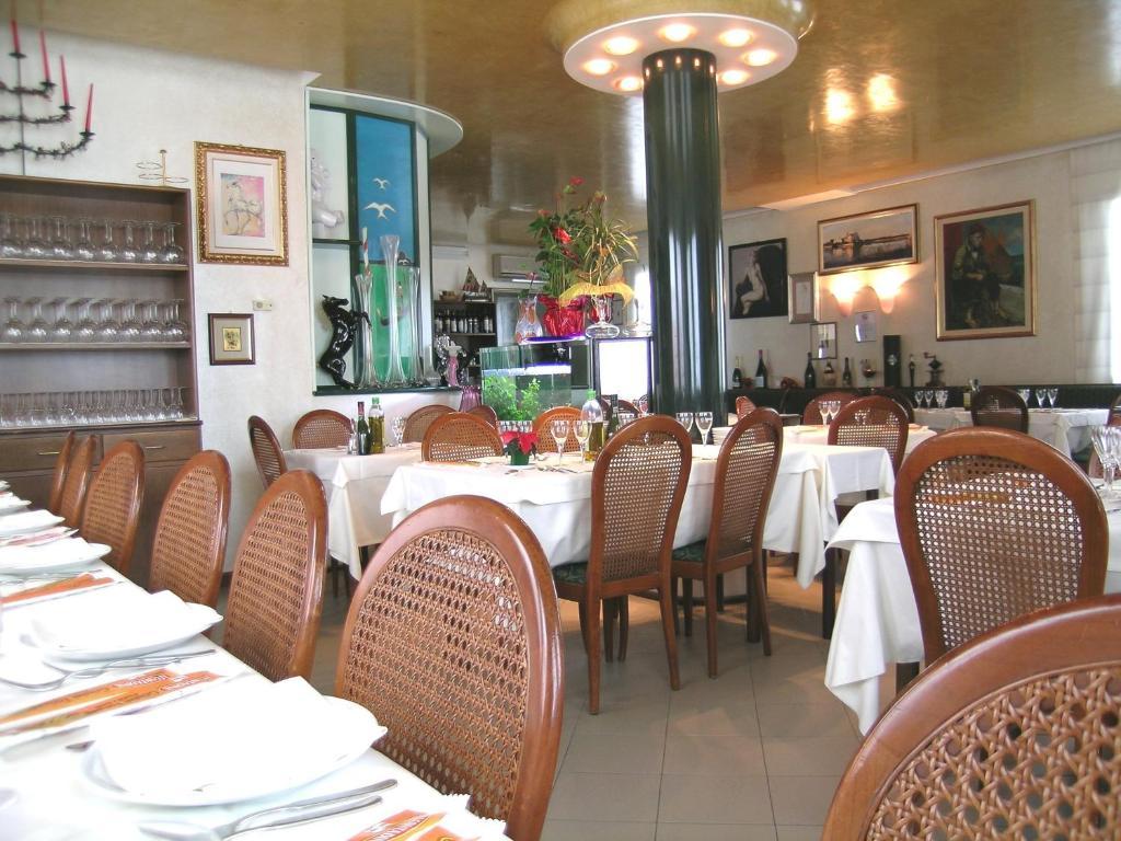 Hotel Da Vito Campagna Lupia Bagian luar foto