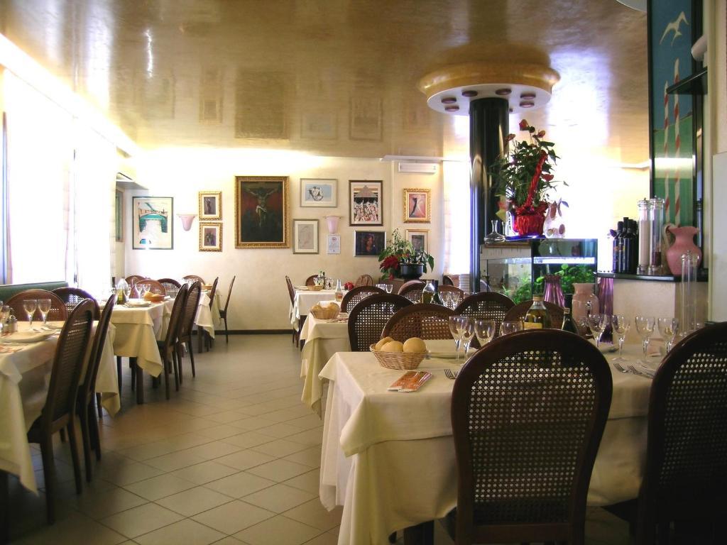 Hotel Da Vito Campagna Lupia Bagian luar foto