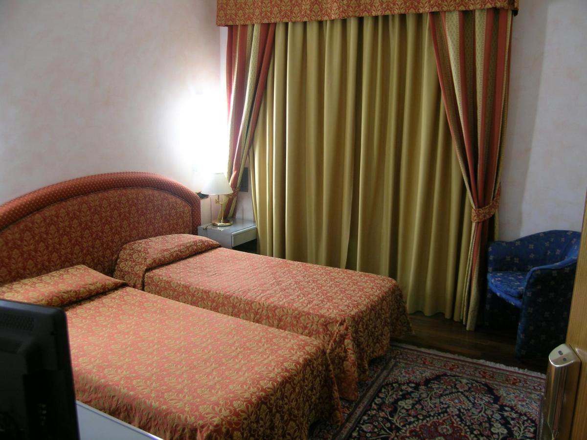 Hotel Da Vito Campagna Lupia Bagian luar foto