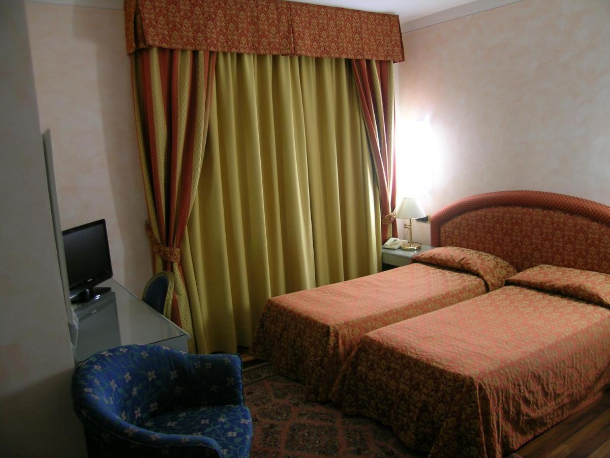 Hotel Da Vito Campagna Lupia Bagian luar foto